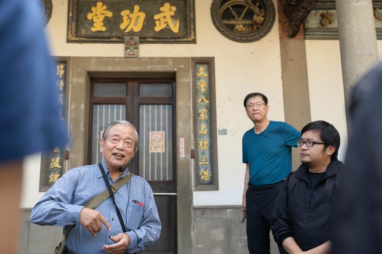 導覽員配戴麥克風，於武功堂前為學員進行客語走讀導覽