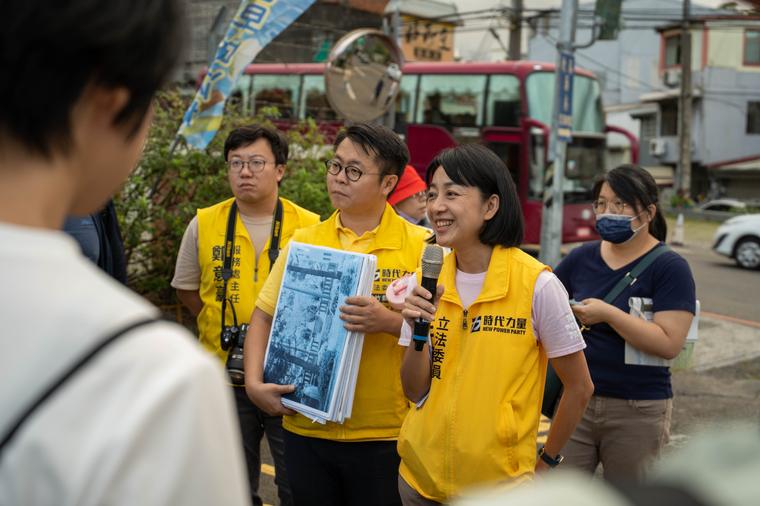 身著背心的候選人於選區街道進行政見走讀