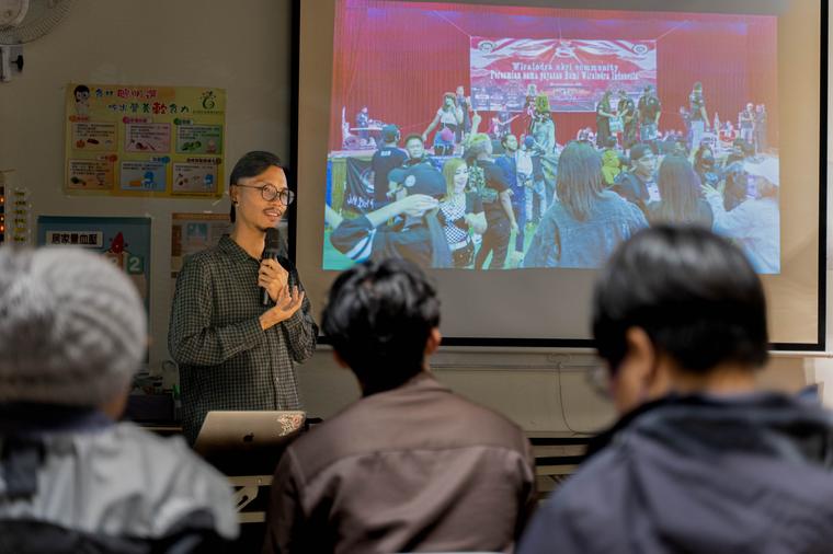 講座現場投影主題簡報，學員專注聆聽